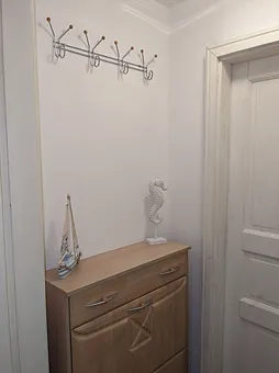 Eingangsbereich mit Schuhschrank und Garderobe