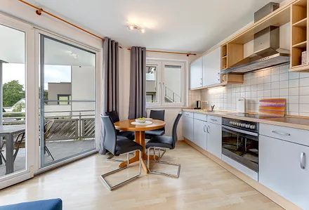 Essplatz mit Küchenzeile und Zugang zum Balkon