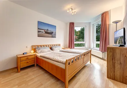 Schlafzimmer mit Doppelbett & Flat-TV