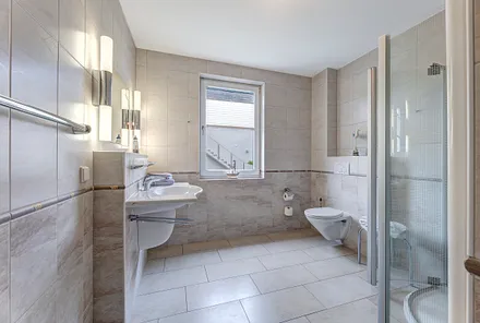 Bad mit bodengleicher Dusche/WC und Waschbecken