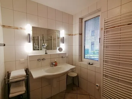 Bad mit Dusche/WC und Waschbecken