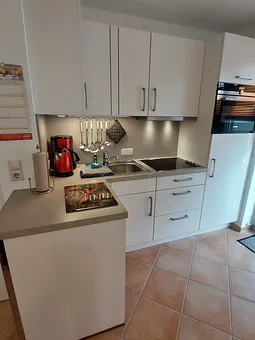 Küchenzeile mit GS, Cerankochfeld, Kühlschrank und Ofen