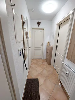 Flur mit Schuhschrank und Garderobe