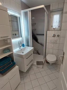 Bad mit Dusche, WB und WC