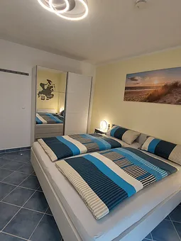 Schlafzimmer mit Schwebetürenschrank