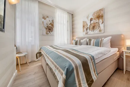 Das größere Schlafzimmer mit Doppelbett ...