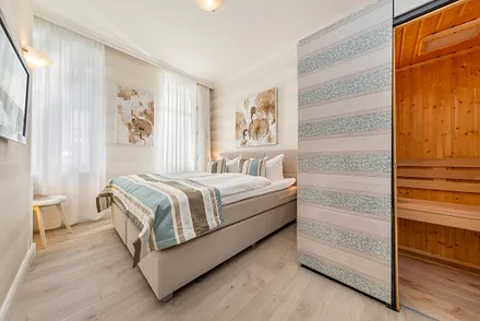 ... TV und eigener Sauna ...