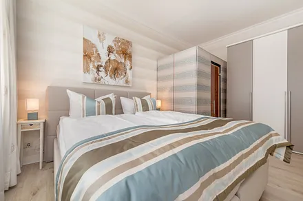 ... und großem Kleiderschrank. Beide Schlafzimmer haben Verdunkelungsgardinen.