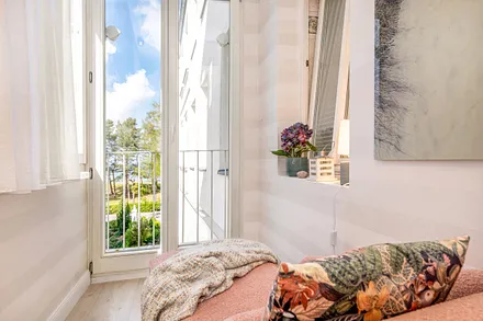 Das Wohnzimmer bietet Ihnen einen schönen seitlichen Meerblick.