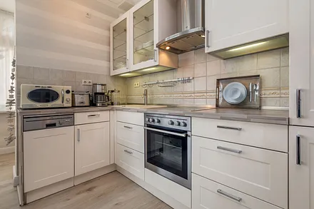 ... mit Geschirrspüler, Kühl-Gefrierkombination, Cerankochfeld, Backofen, Mikrowelle usw.