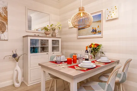 Der komfortable Eßplatz im Wohnzimmer.