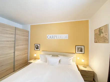 Schlafzimmer mit Doppelbett (1,80 m x 2,00 m), Nachttischablagen mit Beleuchtung, Kleiderschrank und einem Spiegel