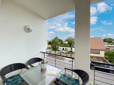 bestuhlter und überdachter Balkon (Süd/West)