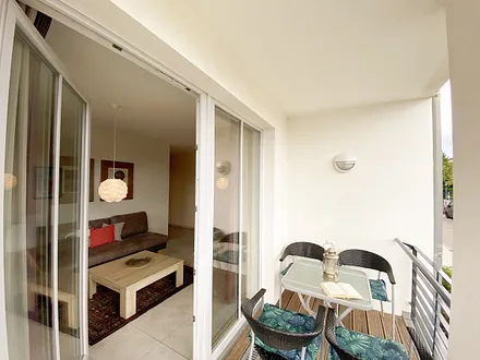 bestuhlter und überdachter Balkon (Süd/West)