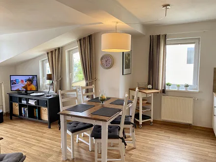 Esstisch mit Stühlen sowie Beistelltisch und ein Sideboard