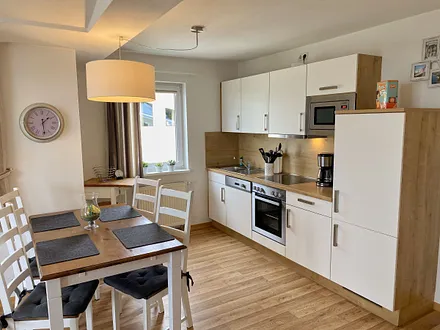 Esstisch mit Stühlen sowie Beistelltisch 