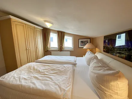 großes Schlafzimmer mit Doppelbett (1,80 m x 2,00 m), Nachttischablagen und Beleuchtung, Kleiderschrank, Sideboard sowie ein TV