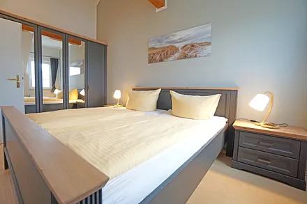 Schlafzimmer mit Doppelbett