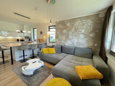 Wohnbereich mit großer und bequemer Couch (Aufbettung für 2 Personen, 1,45 m x 2,25 m mit Topper), DAB-Radio, Musikanlage sowie ein Smart-TV