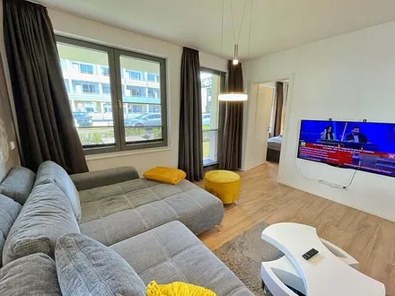 Wohnbereich mit großer und bequemer Couch (Aufbettung für 2 Personen, 1,45 m x 2,25 m mit Topper), DAB-Radio, Musikanlage sowie ein Smart-TV