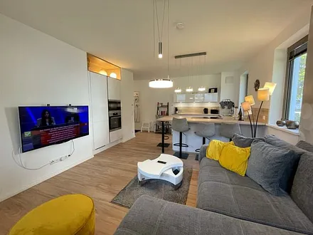 Wohnbereich mit großer und bequemer Couch (Aufbettung für 2 Personen, 1,45 m x 2,25 m mit Topper), DAB-Radio, Musikanlage sowie ein Smart-TV