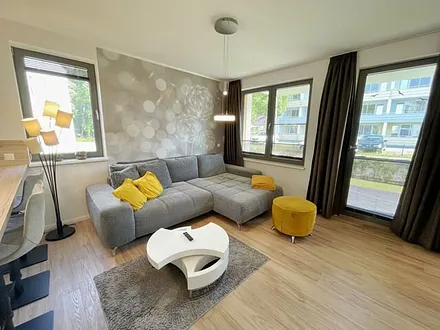 Wohnbereich mit großer und bequemer Couch (Aufbettung für 2 Personen, 1,45 m x 2,25 m mit Topper), DAB-Radio, Musikanlage sowie ein Smart-TV