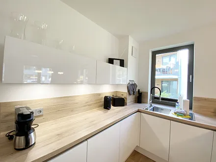 angrenzende hochwertige Küchenzeile mit Geschirrspüler, Induktionskochfeld, Kühlschrank mit Gefrierfach, Backofen,Mikrowelle,Toaster, Wasserkocher und Kaffeemaschine SENSEO Duo (Pad-Maschine + Filter)