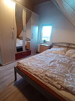 Schlafzimmer mit Doppelbett