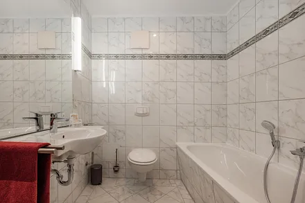 Bad mit Badewanne und Dusche