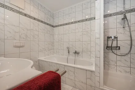 Bad mit Badewanne und Dusche