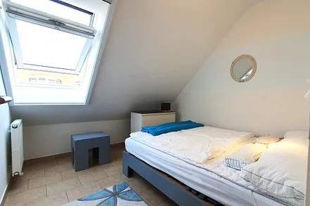 2. Schlafzimmer mit überbreitem Einzelbett (120cm)