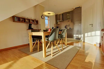 Eßplatz mit zurückgesetzter Küche