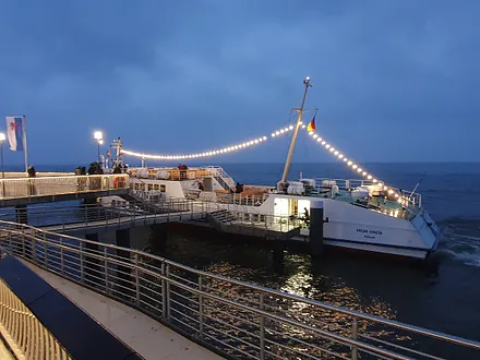Bäderdampfer an der Seebrücke Koserow in der Abenddämmerung