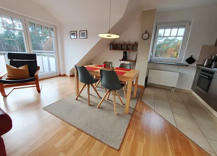 Küchenzeile mit Backofen und großem Kühlschrank