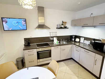 Küchenzeile mit modernen Küchengeräten