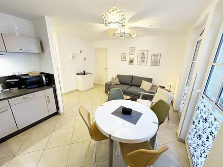 Essbereich mit Küchenzeile und gemütlicher Couch