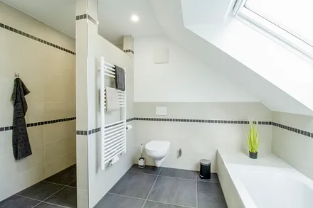 Bad mit Dusche & Badewanne