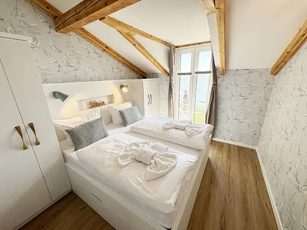 1. Schlafzimmer mit Doppelbett und Seeblick