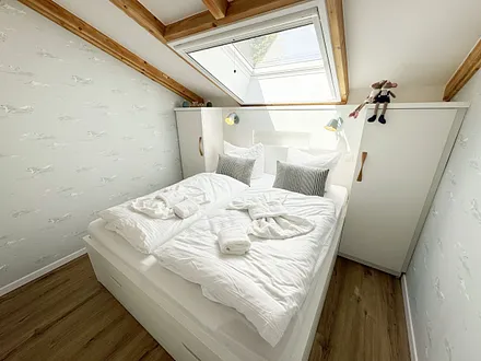 2. helles Schlafzimmer mit Kleiderschrank