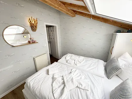 2. helles Schlafzimmer mit Spiegel