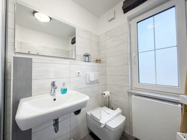 Tageslicht-Badezimmer mit Spiegel