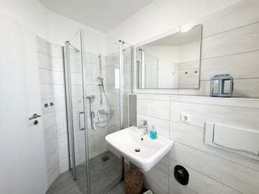 Badezimmer mit ebenerdiger Dusche