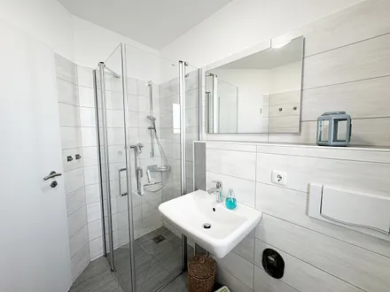 Badezimmer mit ebenerdiger Dusche