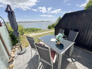 bestuhlte Terrasse mit Sonnenschirm