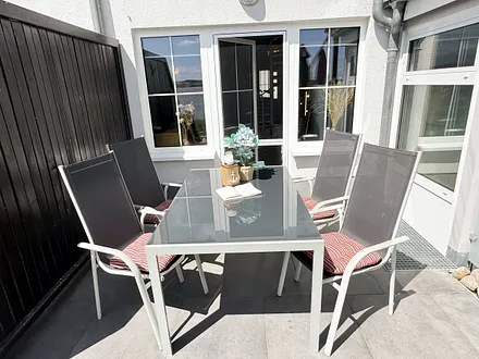 bestuhlte Terrasse mit Seeblick