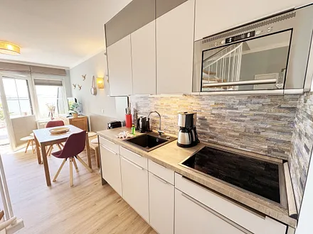 offene Küchenzeile mit allem was benötigt wird