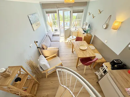 gemütlicher Wohnbereich mit Blick von der Treppe