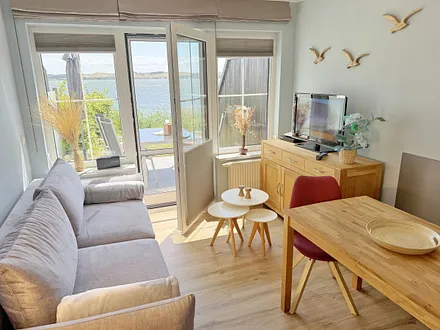 Wohnzimmer mit gemütlicher Couch und Flachbild TV