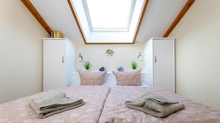 2 Schlafzimmer mit jeweils einem komfortablen Doppelbett (1,80 m x 2,00 m) und Kleiderschrank