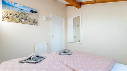 2 Schlafzimmer mit jeweils einem komfortablen Doppelbett (1,80 m x 2,00 m) und Kleiderschrank